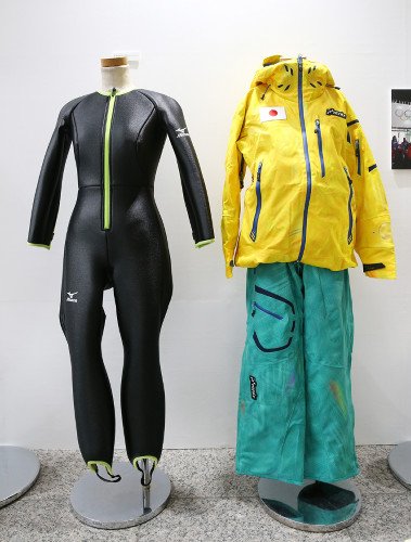 左は高梨選手愛用のジャンプスーツ。右はソチ五輪で着たウェア