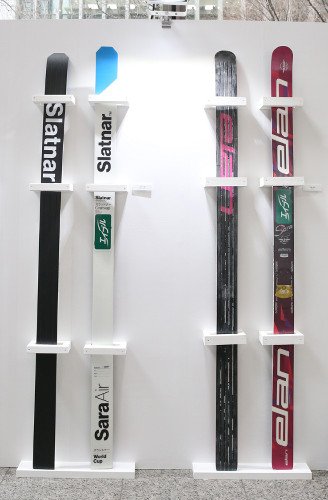 高梨選手モデルのスキー板は、２種類並ぶ