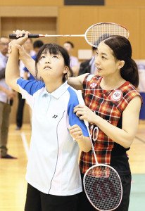 松友美佐紀選手（右）らが中高生を指導した（写真はいずれも８月１日、東京都北区の味の素ナショナルトレーニングセンターで）