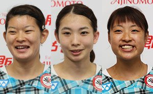 リオ五輪女子ダブルスで金メダリストの高橋礼華（左）、松友（中央）、女子シングルスで銅メダルに輝いた奥原各選手