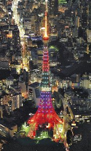東京五輪開幕まで１０００日を記念して、５色にライトアップされた東京タワー（２７日午後５時２３分、東京都港区で、本社ヘリから）＝飯島啓太撮影