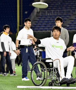 パラスポーツ体験イベントで、障害者フライングディスク競技に挑戦する長野久義選手（右）（いずれも４日、東京ドームで）
