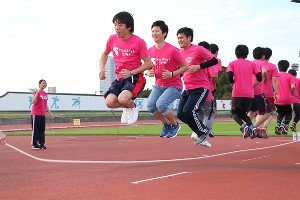 東京パラリンピックの目標などを語るゲストの選手たち（２７日、東京都豊島区で）