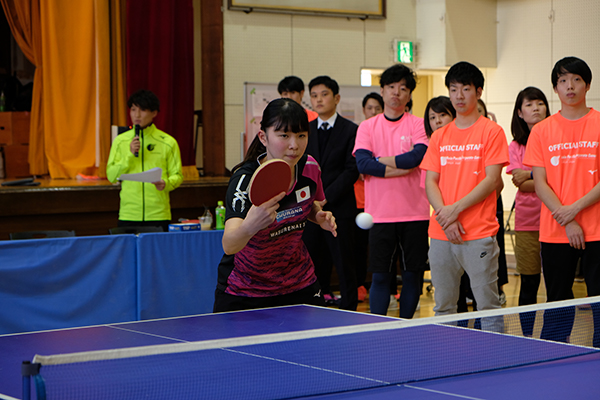卓球のデモンストレーションをするデフリンピックメダリストの川﨑瑞恵さん